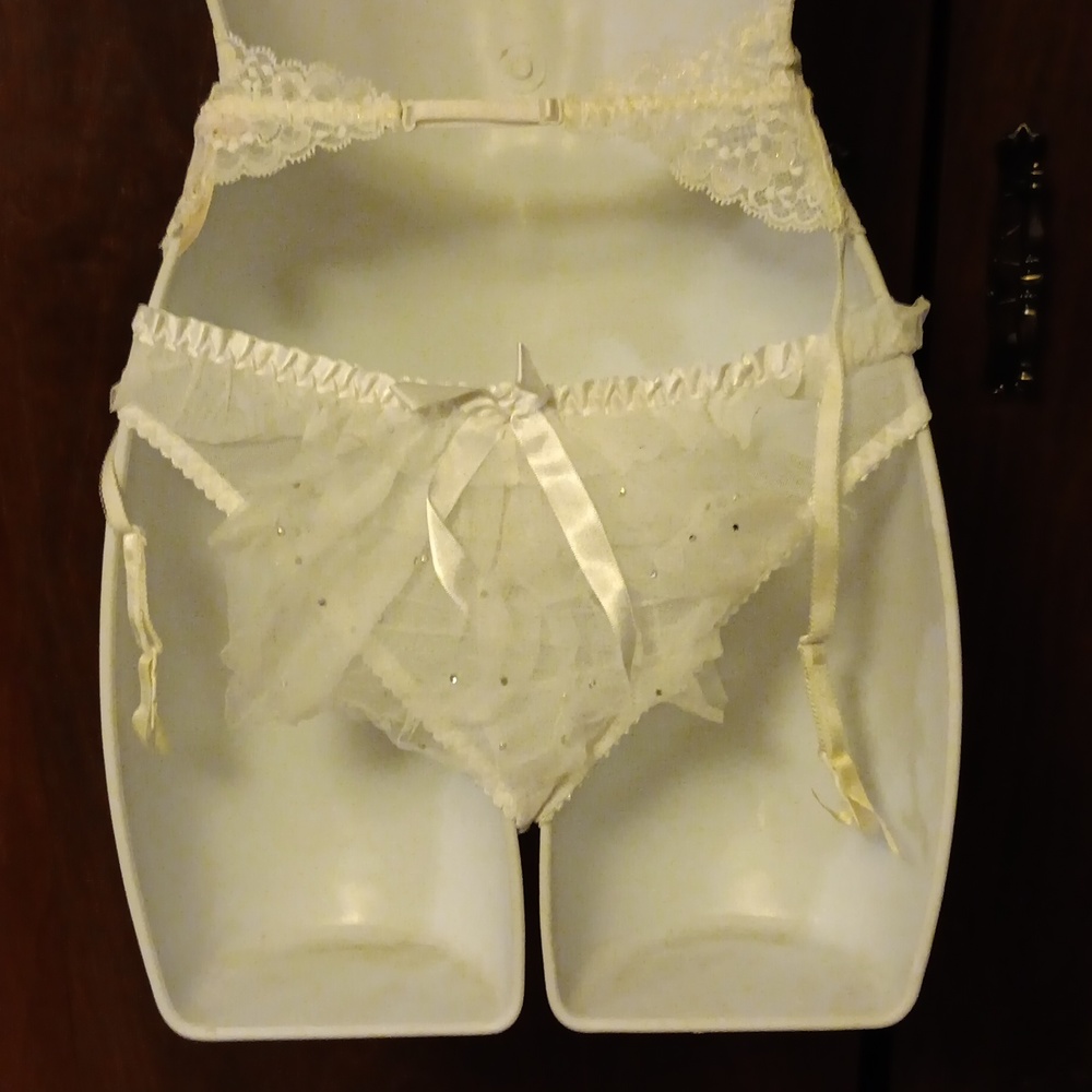 NWT VICTORIA SECRETS WHITE GARTER PANTY SET LARGE - Picture 4 of 8